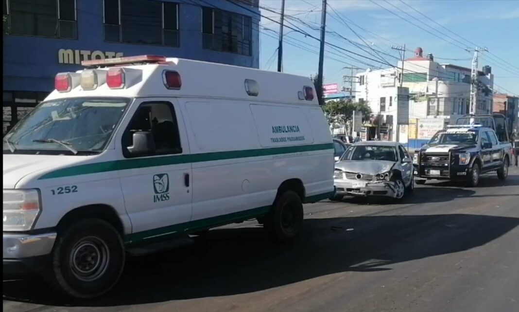 Ambulancia del IMSS es impactada al saltarse la luz roja del semáforo en Paseo Central de SJR