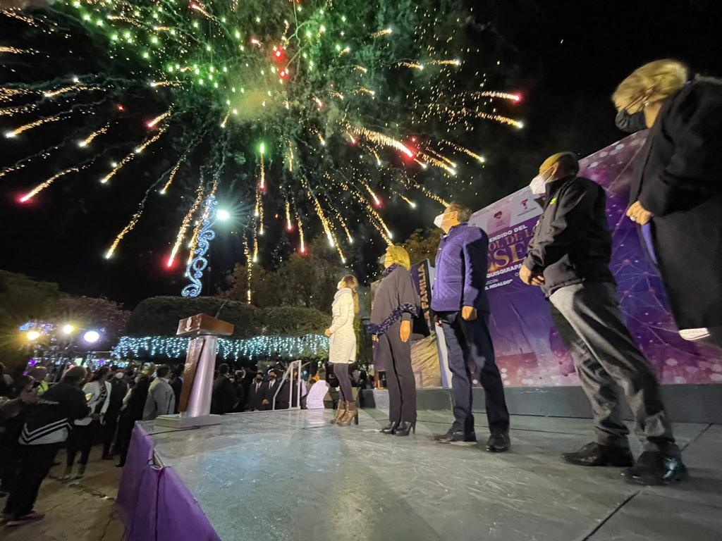 Emotivo encendido del árbol de los deseos en Tequisquiapan