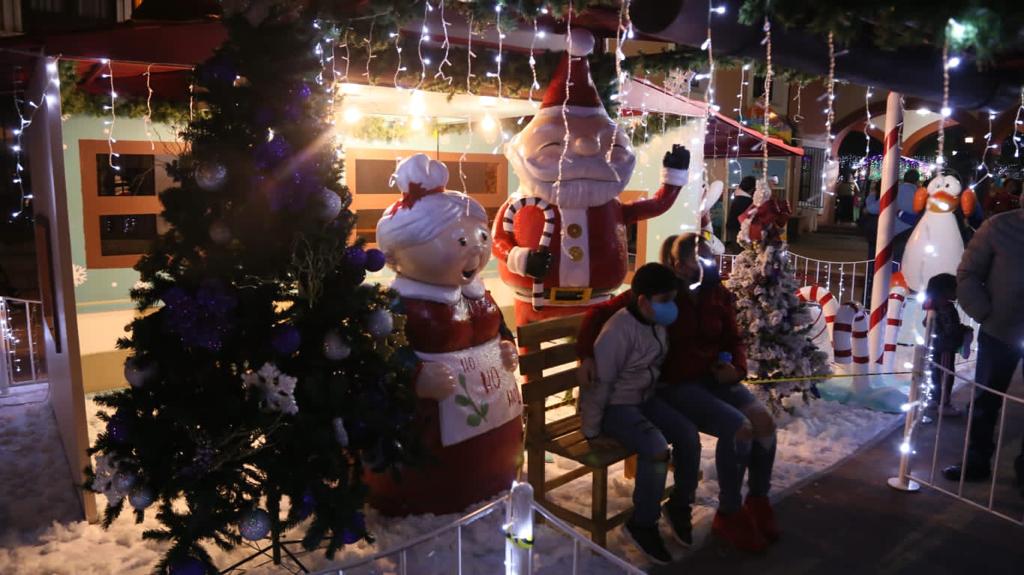 Emotivo encendido del árbol de los deseos en Tequisquiapan