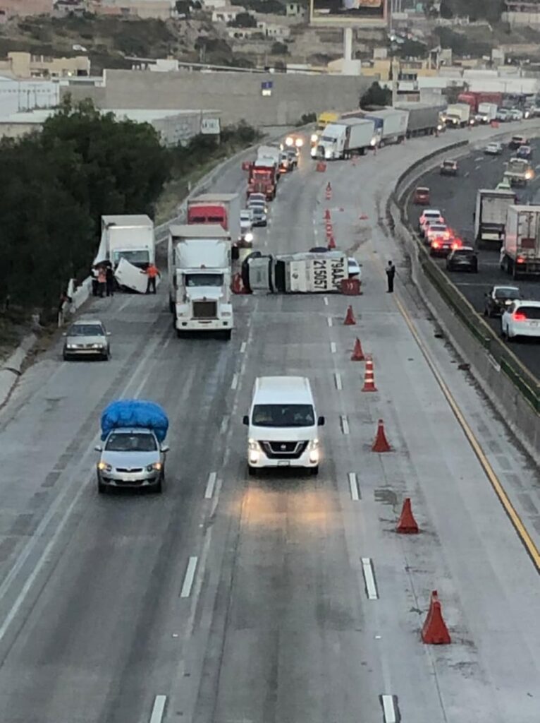 Volcadura de camioneta de valores tras chocar contra tractocamión sobre la 57 en SJR