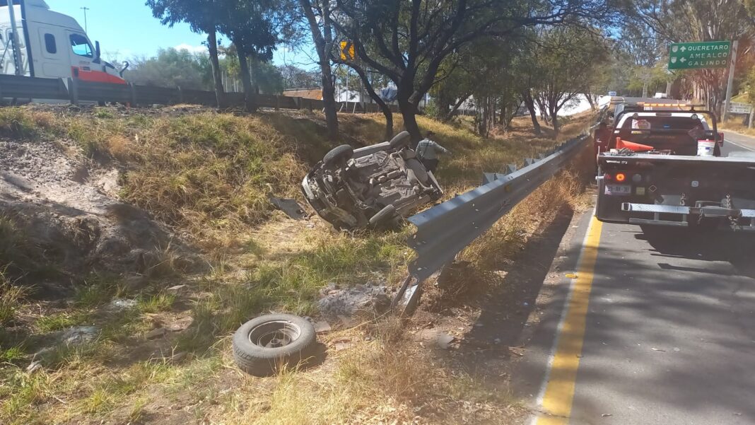 Auto volcado sobre la autopista federal 57 a la altura de San Gil en SJR