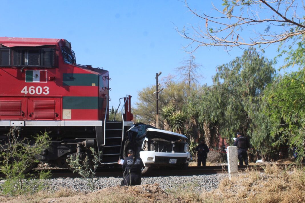 Conductor de camioneta fallece al tratar de ganarle al tren en La Llave, SJR