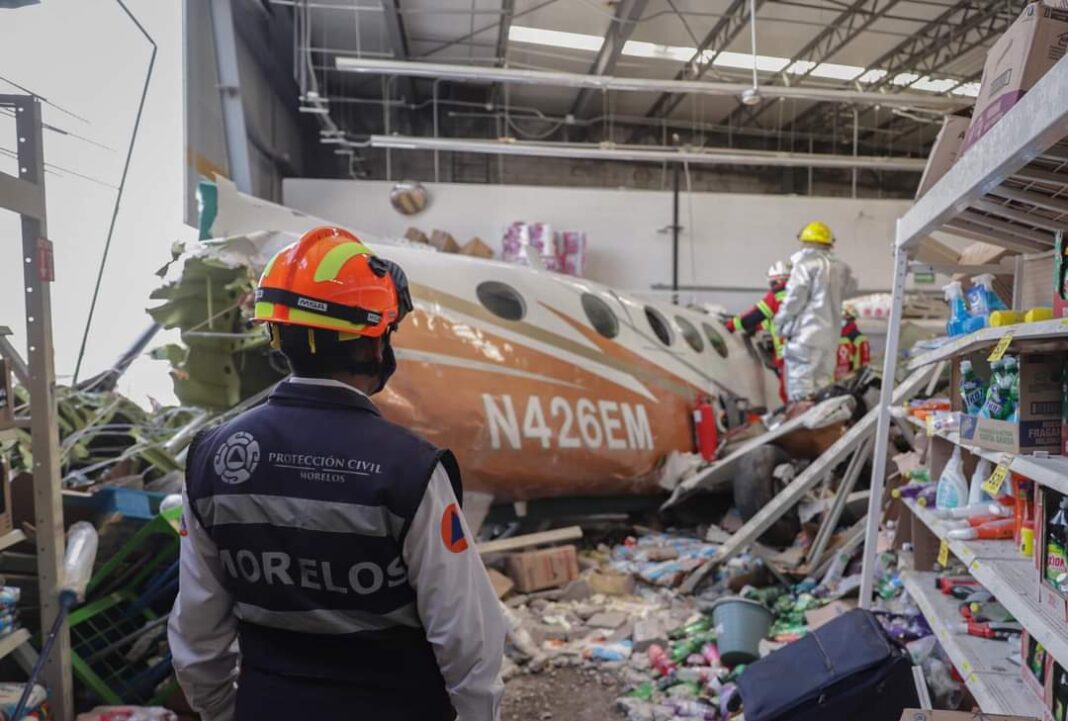 Tres muertos y cuatro lesionados tras desplome de avioneta en Temixco, Morelos