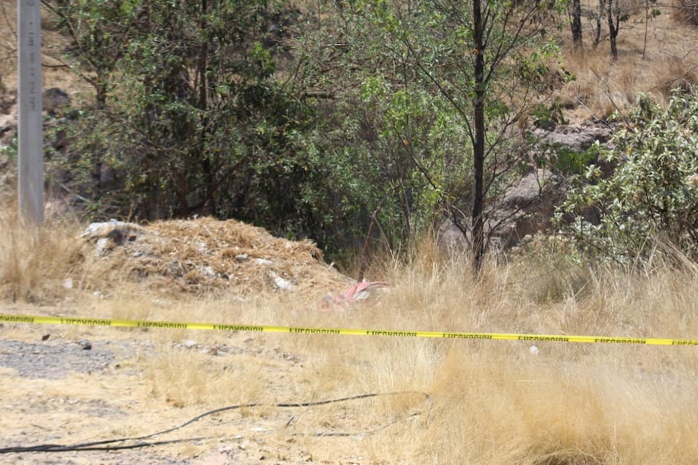 Localizan cadáver encobijado en los límites del Estado de México y Querétaro