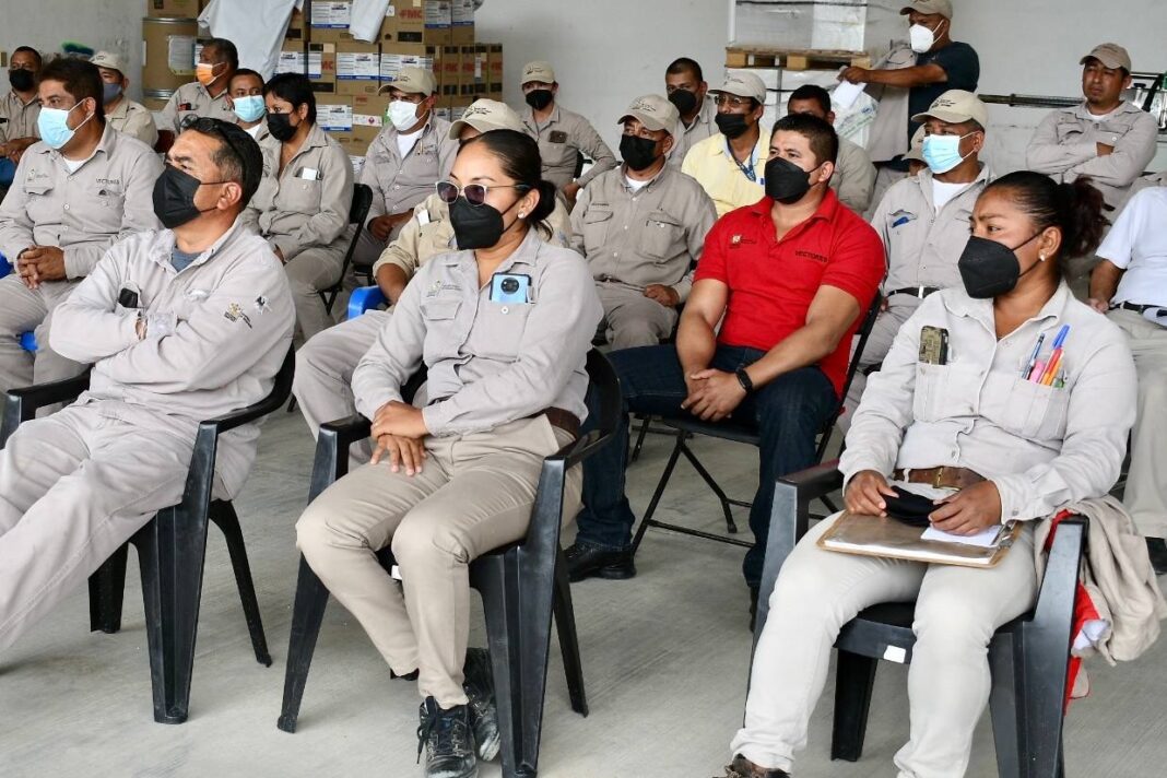 SESA entrega equipo a personal del Programa de Vectores en Jalpan de Serra