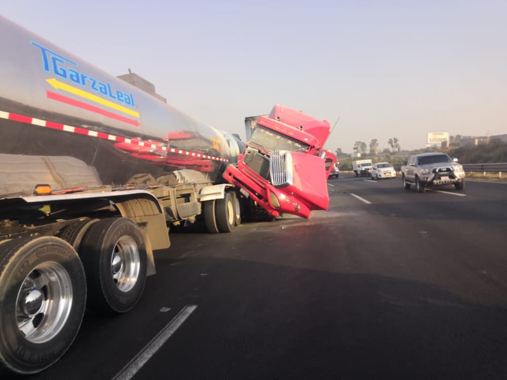 Fuerte carga vehicular por choque de dos tráileres sobre la autopista federal 57, en SJR