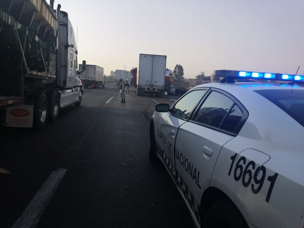 Fuerte carga vehicular por choque de dos tráileres sobre la autopista federal 57, en SJR