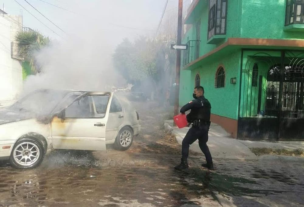 Apagan incendio de auto compacto ciudadanos y policías sanjuanenses