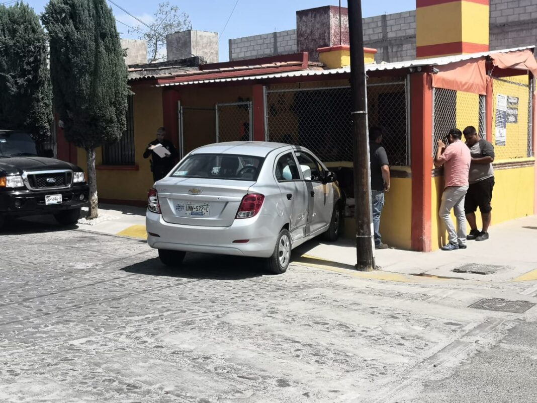 Auto colisiona contra barda de vivienda en la zona oriente de SJR