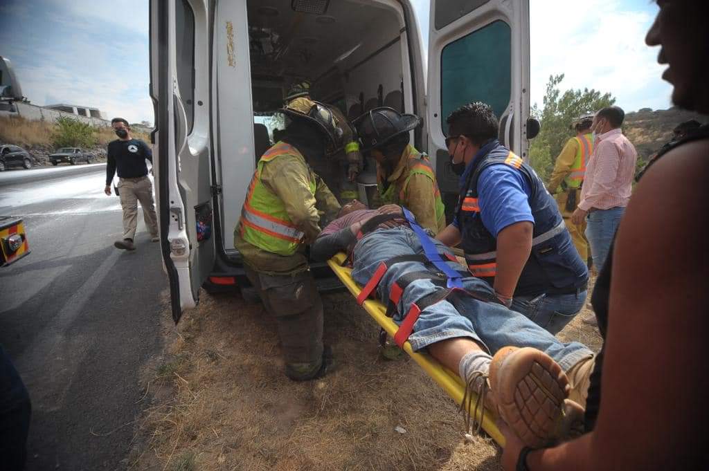 Conductor de camioneta sobrevive después de caer a un barranco sobre la 300