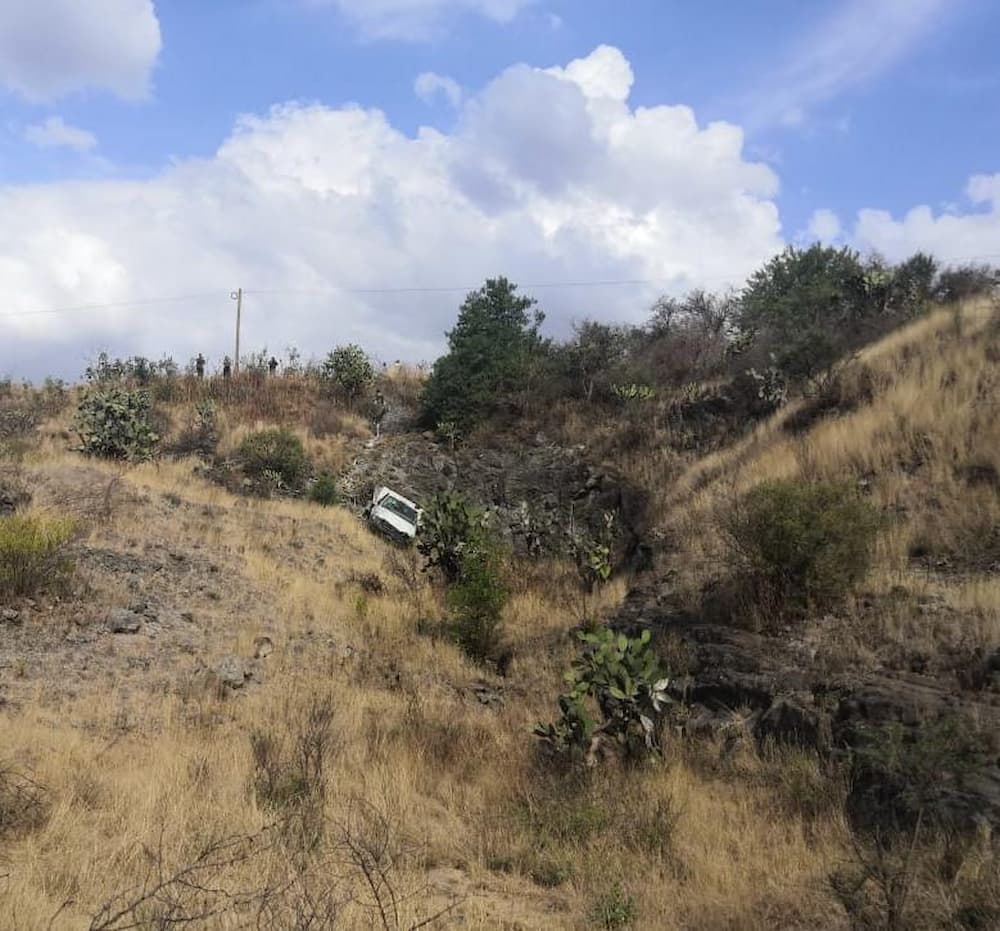 Conductor de camioneta sobrevive después de caer a un barranco sobre la 300