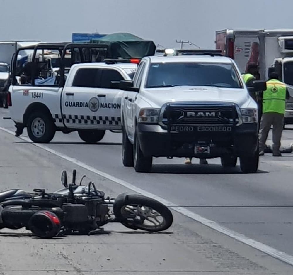 Motociclista derrapa y pierde la vida en la autopista 57, a la altura de La Palma en Pedro Escobedo