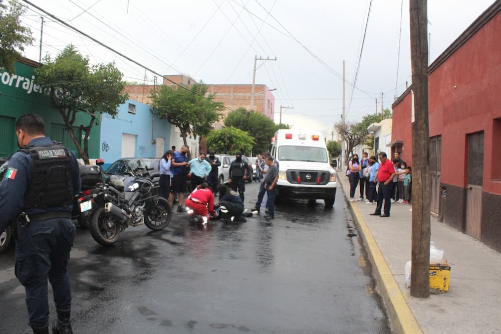 Mujer resulta con lesiones al derrapar su moto en el centro de San Juan del Río