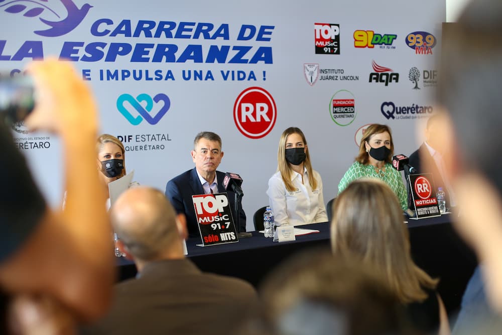 Se suma DIF Estatal a XII Carrera de la Esperanza La presidenta del Patronato del Sistema Estatal DIF, Car Herrera de Kuri, participó en la presentación de la XII edición de la Carrera de la Esperanza ¡Corre e impulsa una vida!, donde invitó a la población a formar parte del evento deportivo que se llevará a cabo el próximo 11 de septiembre y que beneficiará a 860 niñas y niños de 16 casas hogar del estado de Querétaro. En rueda de prensa, Car Herrera se dijo gustosa de abanderar la carrera, la cual destaca por fomentar la cultura altruista de solidaridad deportiva y de salud, además de motivar la integración familiar. “En el DIF Estatal abanderamos esta iniciativa que promueve una cultura de solidaridad a través de un estilo de vida saludable, como lo es el deporte”, enfatizó. Mencionó que son muchas las personas que se han involucrado para retomar esta carrera, y confió en que la generosidad de la sociedad queretana se hará presente en esta edición que tiene como objetivo seguir impulsando vidas. “Las y los queretanos siempre nos hemos caracterizado por ser generosos cuando de ayudar se trata, por lo que estoy segura que serán más los participantes en esta doceava fiesta deportiva corriendo e impulsando una vida, porque cada vez son más las personas que quieren hacer de su vida un factor de cambio, que impacte de forma positiva en la vida de los demás”, subrayó. La presidenta del DIF Estatal recordó que en la carrera se puede participar corriendo, trotando y caminando; además, se tiene la oportunidad de llevar a las mascotas y convivir con deportistas y otras familias. En este sentido, reiteró el llamado a Unir Corazones y a formar parte de la Carrera de la Esperanza, que ya se ha vuelto una tradición en el estado. En su mensaje, la presidenta del Patronato de la Torre de la Esperanza, Cristina Urquiza de Maciel, mencionó que la Carrera de la Esperanza es tradición y orgullo de Querétaro, y pese a enfrentar situaciones muy duras derivadas de la pandemia, la realización del evento este año es una oportunidad para salir adelante. A su vez, el director general de Respuesta Radiofónica, José Luis Rodríguez Aguirre, coincidió en que la participación en esta carrera es un ejemplo de solidaridad y también de que las niñas y niños de las casas hogar sí tienen familia, que son todas esas personas que se suman a la causa. En su intervención el director general de Instituto del Deporte y la Recreación del Estado de Querétaro (INDEREQ), Edward Sánchez del Río, resaltó cinco puntos importantes de la carrera: el primero, dijo, tiene que ver con la unión de la comunidad y los corredores; el segundo, es que se ayuda a la niñez; el tercero está relacionado con la promoción de la actividad física; el cuarto con la creación de lazos de solidaridad; y el quinto se adhiere a los esfuerzos previos al Querétaro Maratón, pues la Carrera de la Esperanza será un calentamiento preparatorio para dicho evento. La carrera dará inicio en la Torre de la Esperanza frente al Centro Educativo y Cultural del Estado “Gómez Morin”, a las 8:00 horas y se espera la participación de cuatro mil 200 corredores en las distancias de tres, cinco y 10 kilómetros. Las inscripciones tienen un costo de 350 pesos y pueden realizarse en el DIF Estatal, Respuesta Radiofónica, en las casas hogar que serán beneficiarias; así como a través de la página: carreradelaesperanza.com.mx En la rueda de prensa, que se realizó en instalaciones del Estadio Olímpico de Querétaro, estuvo presente el director general del Sistema Estatal DIF, Óscar Gómez Niembro; la directora ejecutiva de Fundación Merced, Bonnie Sue Hernández Aguilar; la embajadora de Buena Fe de la Carrera de la Esperanza, Inés Sainz; el presidente de la Asociación Queretana de Atletismo, Ángel Moreno Silva; entre otros invitados.