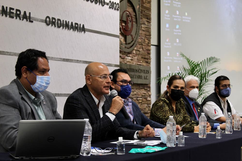 Socializa SEDEQ la Cédula Profesional Estatal ante el Colegio de Ingenieros