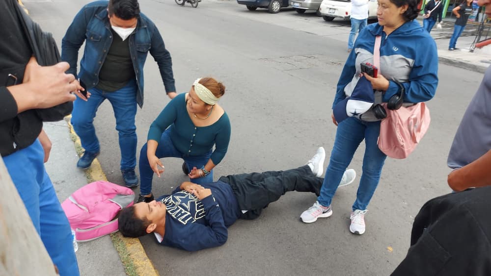 Taxi arrolla a transeúnte frente Soriana en el Centro de SJR