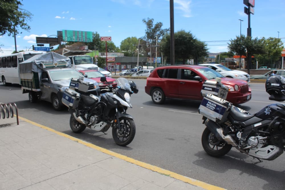 Tráiler impacta camioneta al pasarse luz roja del semáforo en avenida Central, SJR