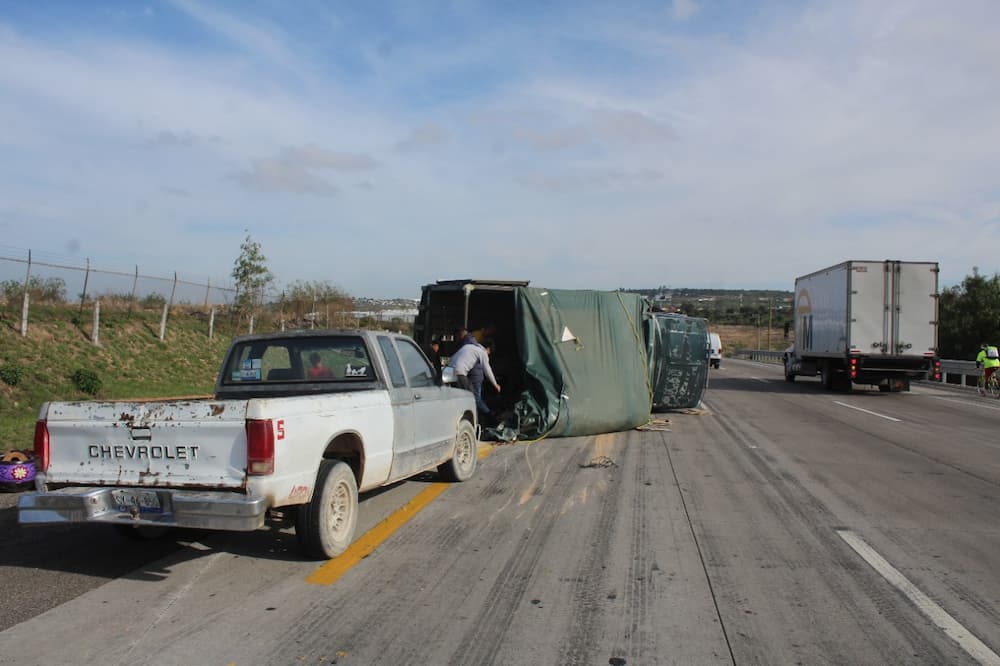 Camioneta cargada de artesanías vuelca sobre la autopista 57 en SJR