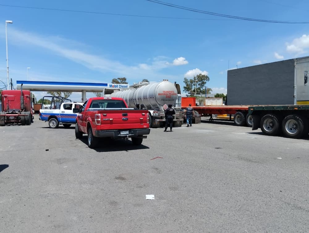 Tres detenidos en operativo de tráiler cargado de hidrocarburo de dudosa procedencia en Paseo Central, SJR