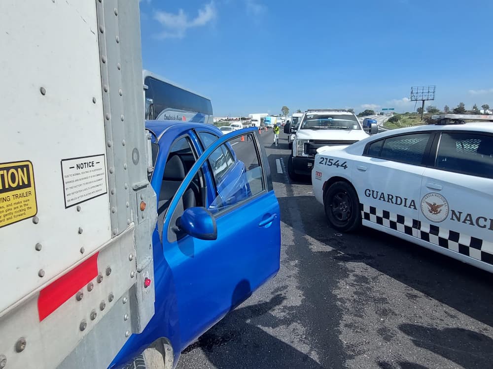 Auto se estrella en la caja seca de un tráiler sobre la autopista 57 en SJR