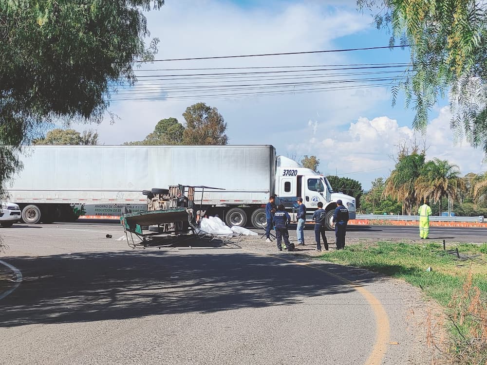 Tráiler impacta camioneta y queda volcada sobre la autopista 57 a la altura de La Estancia, SJR