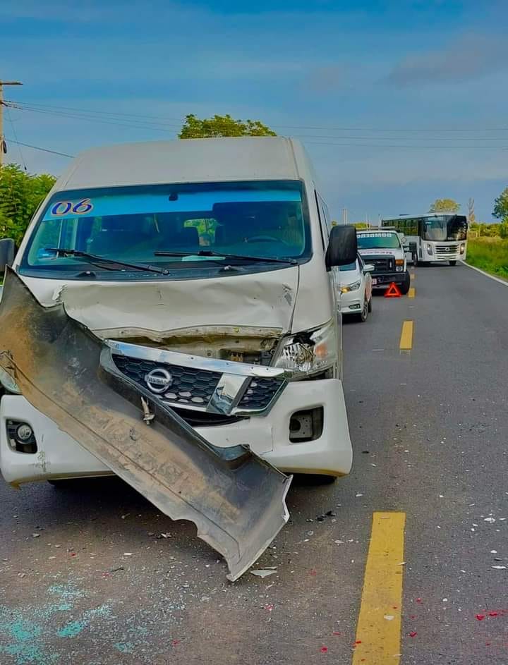 Transporte escolar involucrado en fuerte carambola que deja 11 lesionados en Pedro Escobedo