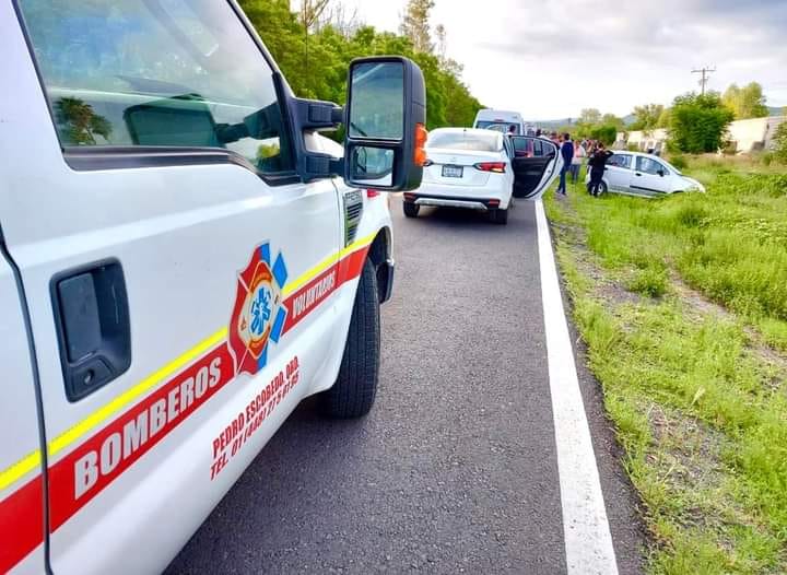 Transporte escolar involucrado en fuerte carambola que deja 11 lesionados en Pedro Escobedo