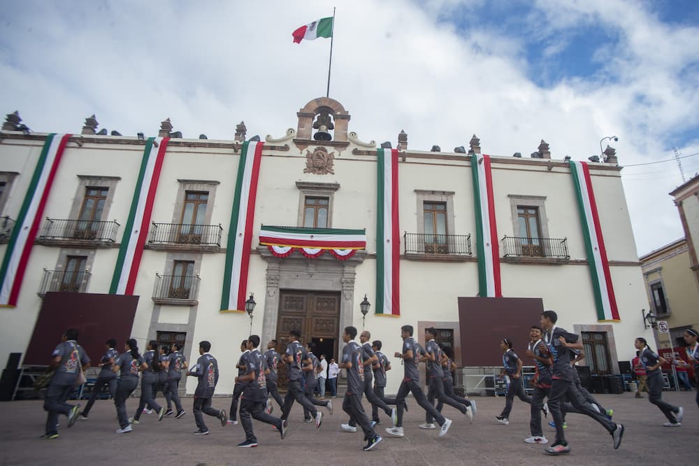 Trasladan atletas fuego simbólico a Dolores Hidalgo