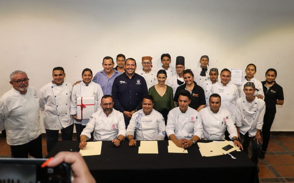 Roberto Cabrera entrega premios a ganadores del concurso del Festival del Chile en Nogada