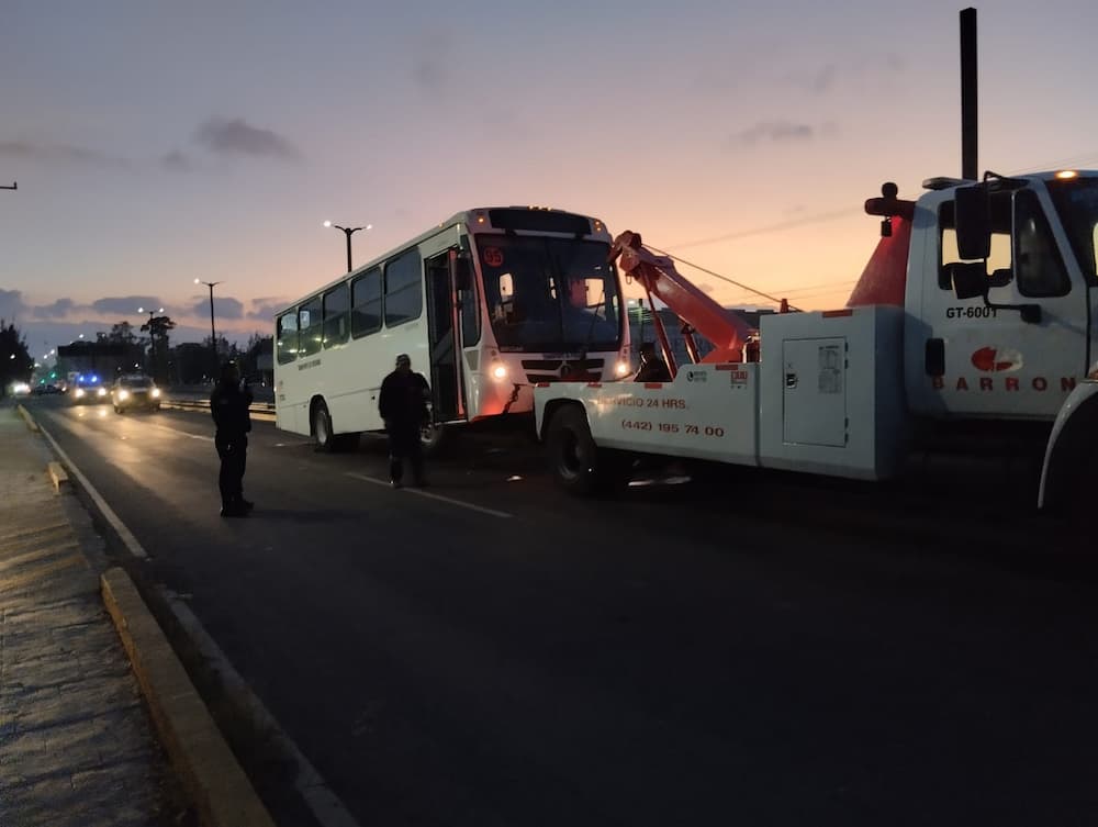 Trasporte de personal a punto de caer del puente a desnivel sobre avenida Central, SJR