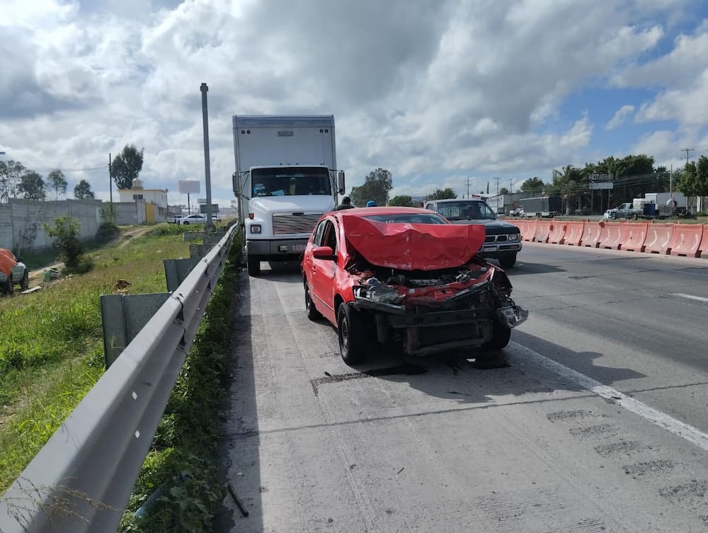 Tráiler sin frenos impacta dos unidades pesadas y a un auto compacto en SJR