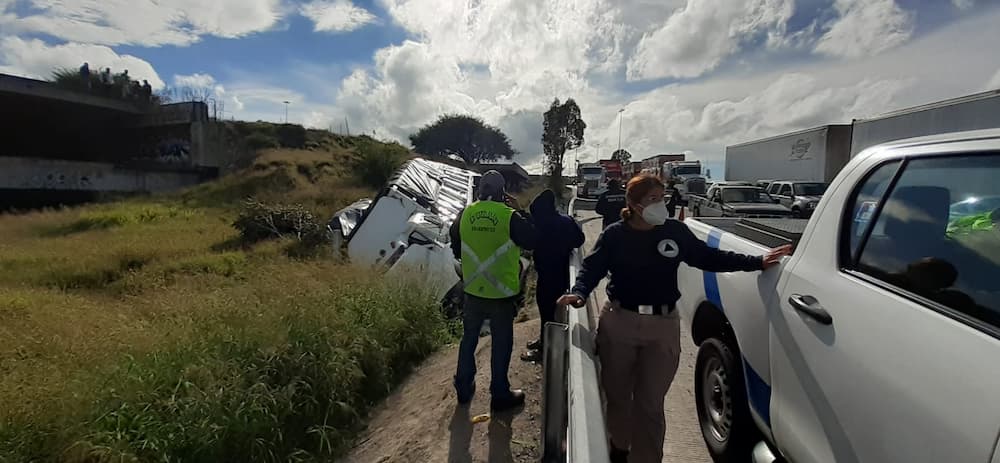 Vuelca tractocamión sobre la autopista federal 57 en SJR