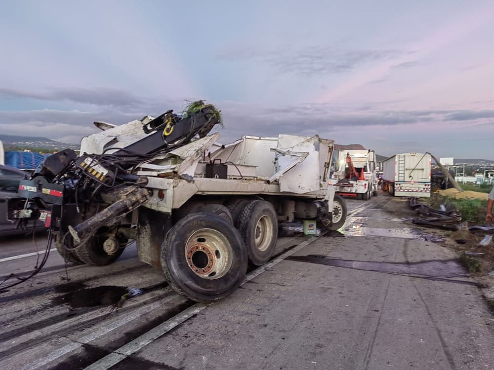 Aparatoso choque entre tráiler y grúa sobre la autopista 57 en SJR