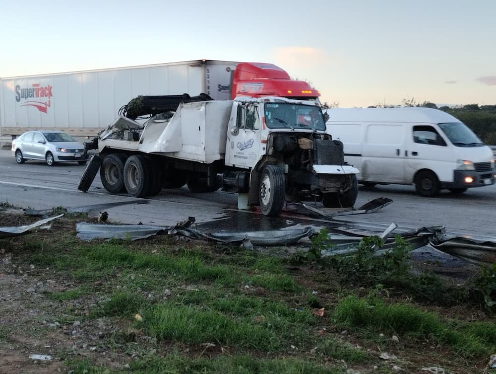 Aparatoso choque entre tráiler y grúa sobre la autopista 57 en SJR