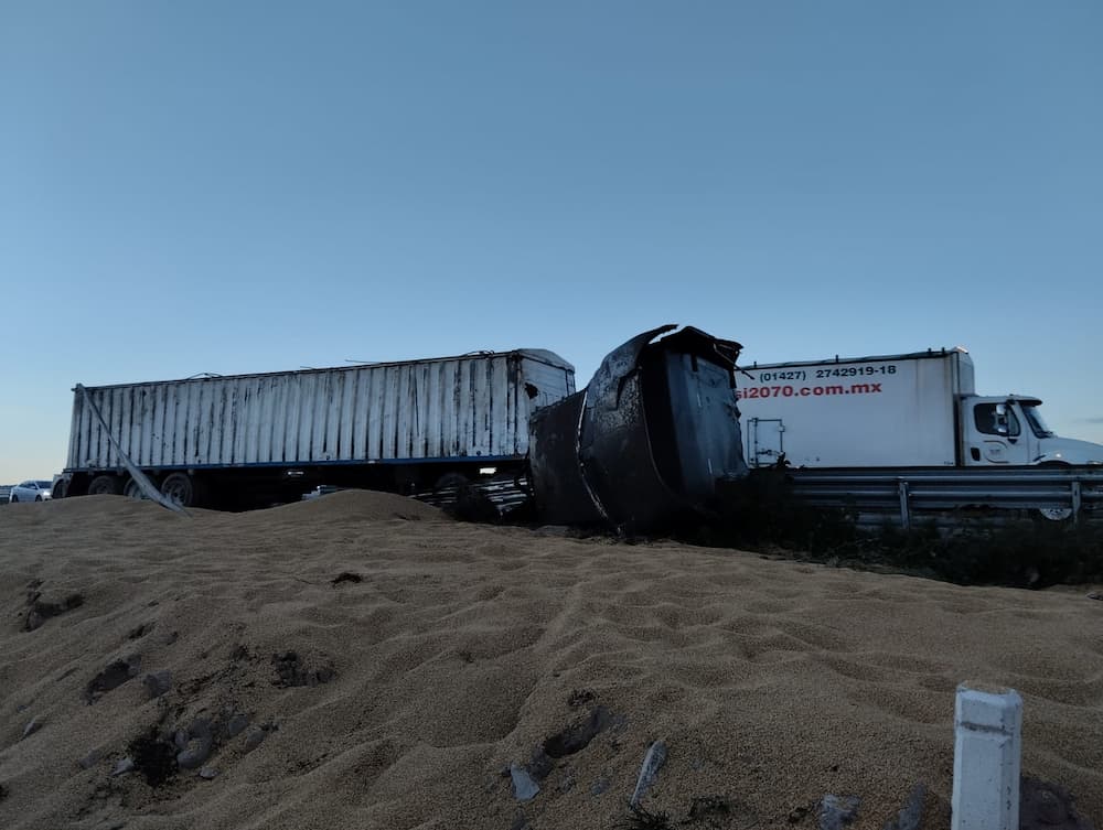 Aparatoso choque entre tráiler y grúa sobre la autopista 57 en SJR