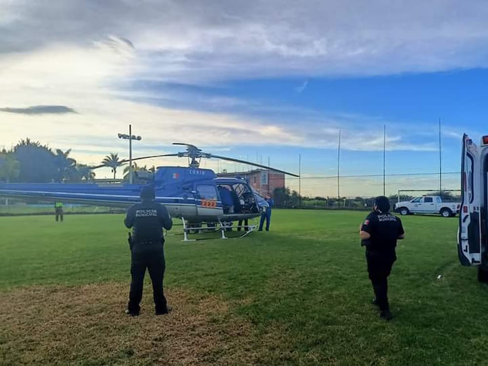 Mujer es auxiliada en labor de parto dentro de un auto en Pedro Escobedo