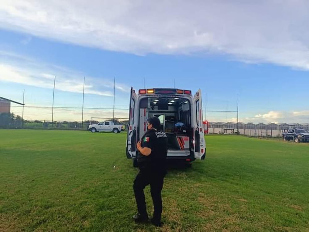 Mujer es auxiliada en labor de parto dentro de un auto en Pedro Escobedo