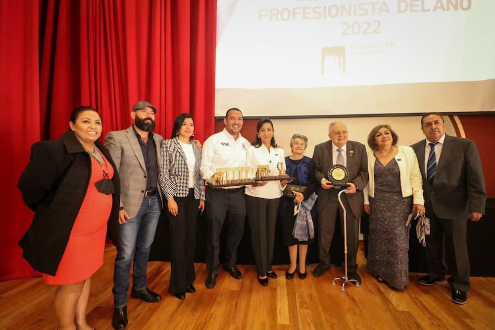 Roberto Cabrera recibe reconocimiento especial de la Federación Municipal de Profesionistas