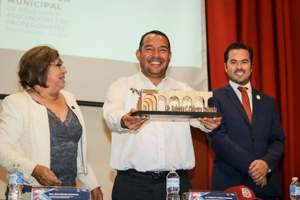 Roberto Cabrera recibe reconocimiento especial de la Federación Municipal de Profesionistas