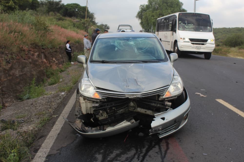 Fuerte choque entre auto y moto deja un lesionado sobre la 300