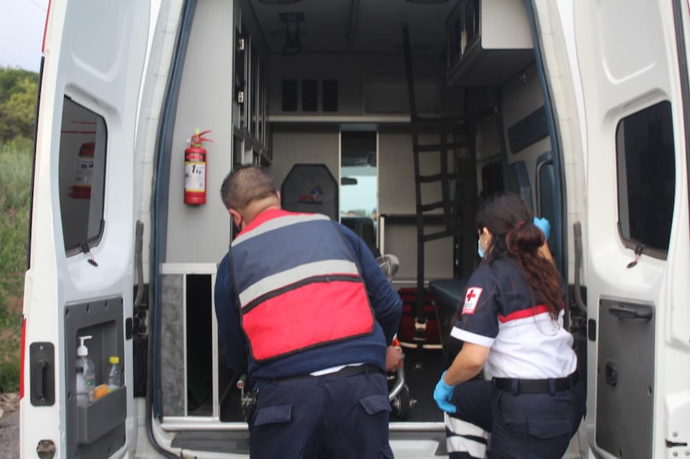 Fuerte choque entre auto y moto deja un lesionado sobre la 300