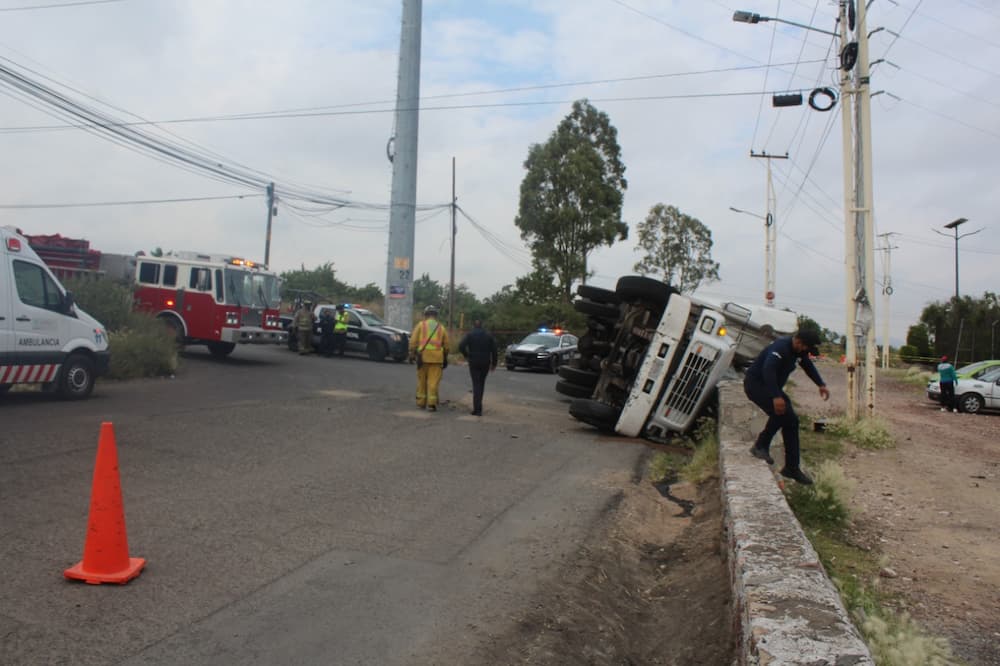 Vuelca tractocamión en el Nuevo Parque Industrial de SJR