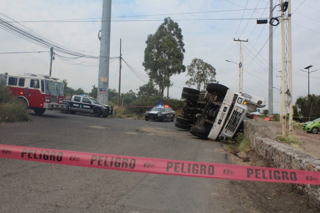 Vuelca tractocamión en el Nuevo Parque Industrial de SJR