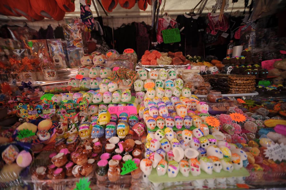 Instalan puestos en zona Centro como parte de la celebración del Día de Muertos