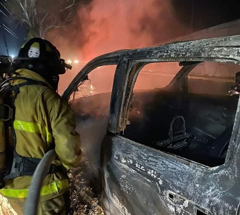 Bomberos voluntarios de Ezequiel Montes Sofocan incendio de vehículo