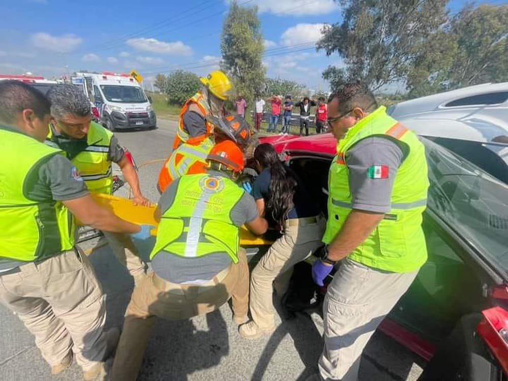 Dos lesionados en fuerte accidente sobre la autopista 57 a la altura de Pedro Escobedo