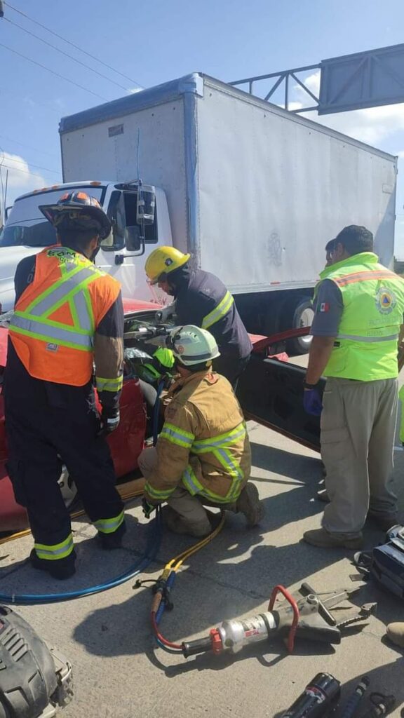 Dos lesionados en fuerte accidente sobre la autopista 57 a la altura de Pedro Escobedo