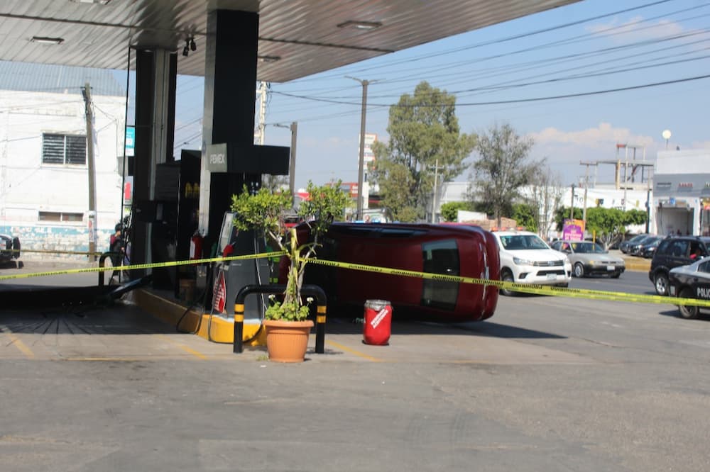 Riesgosa volcadura de auto en gasolinera de Paseo Central en SJR