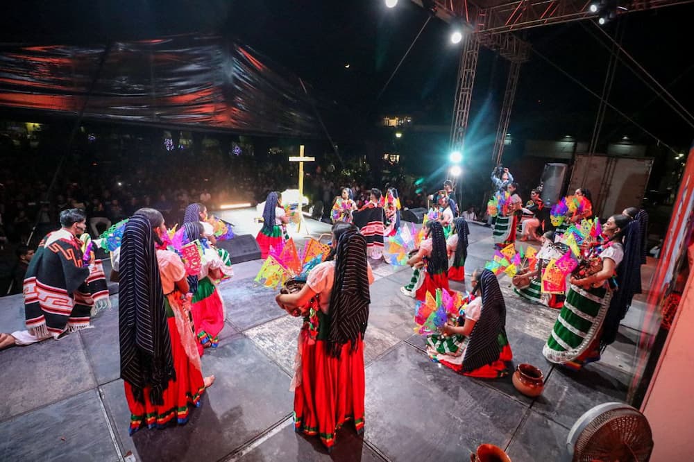 Familias sanjuanenses disfrutan espectáculos del Festival de Día de Muertos en plaza Independencia