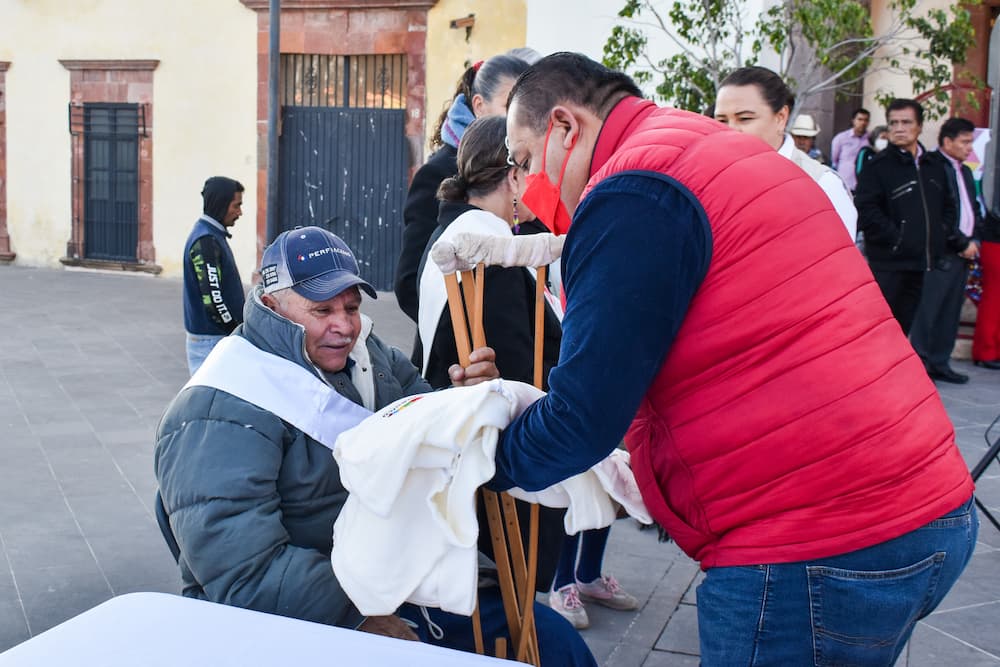 René Mejía arranca la colecta “Abriguemos a Nuestros Adultos Mayores”.